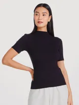Blusa negra de tejido de punto acanalado, con cuello alto y mangas cortas.
