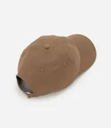 Gorra de sarga color beige con visera curva, bordado frontal con la inscripción "New York 1996 Brooklyn" en marrón. Ajuste trasero con hebilla metálica.