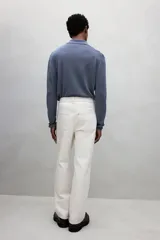 Pantalón de jean color crudo, de tiro alto, corte recto y relaxed fit.