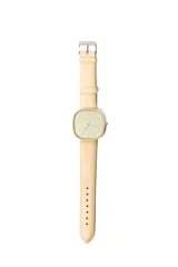 Reloj de pulsera color naranja con caja cuadrada y correa de cuero sintético.