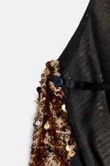 Top de cuello halter con escote fluido y espalda descubierta con tiras a contraste, cubierto de lentejuelas doradas.