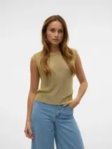 Top sin mangas color dorado, de tejido de punto plano con acabado metálico y cuello redondo.