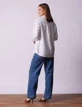 Camisa marrón de lyocell, marca Dash. Cuello con solapa y abertura central con botones. Largo de manga regulable con presilla y botón. Delantera con bolsillos aplicados.