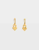 Aros dorados tipo argolla con strass y dije de corazón liso.