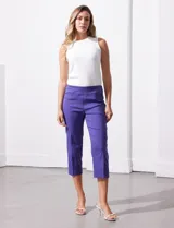 Pantalón capri verde esmeralda de gabardina elastizada, marca Zac & Reachel. Tiene pretina ancha elastizada y bolsillos simulados en la parte delantera y trasera.