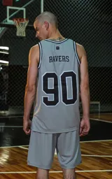 Musculosa deportiva gris con ribetes en cuello y sisas en negro y blanco. Estampado frontal con la palabra "RAVERS" y el número "90" en negro con borde blanco.