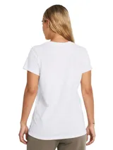 Remera deportiva Under Armour color fucsia con logo blanco estampado en el frente.