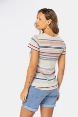 Remera de manga corta con escote en V y botones, con estampado de rayas horizontales en tonos pastel.