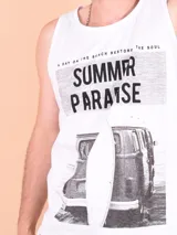 Musculosa blanca con estampa de una combi y una tabla de surf.