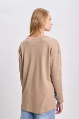 Remera color visón de manga larga con cuello redondo.