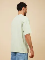 Remera negra de algodón con calce relaxed y logo cuadrado en el pecho.