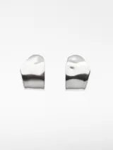 Par de aros metálicos plateados con diseño irregular y cierre de broche.