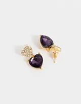 Aros colgantes cortos con forma de corazón, con strass blancos en la parte superior y cristal facetado color amatista en la parte inferior.