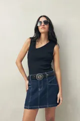 Musculosa negra de punto con escote asimétrico y breteles anchos.