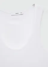 Musculosa blanca de breteles finos y escote redondo.