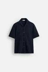 Camisa de manga corta color azul marino con cuello bowling, corte regular y cierre frontal con botones.