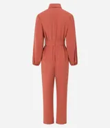 Mono largo color ladrillo, de corte sastrero, con cuello camisero, cierre frontal con botones y cinturón de lazo en la cintura.