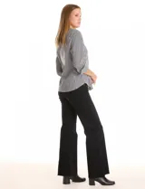 Camisa estampada de Zac & Rachel, con cuello solapa, frente abotonado con detalle de perlas, mangas 3/4 y ruedo curvo.