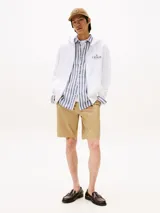 Buzo blanco con capucha y cierre de cremallera. Presenta el logo Hilfiger apilado en el pecho. Confeccionado en algodón regenerativo.