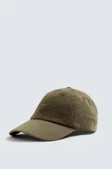 Gorra color verde oliva de algodón con visera y ajuste trasero.