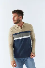 Polo de hombre marca Brookfield, manga larga, color beige con rayas horizontales azul marino y blanco en el pecho. Tiene cuello clásico con botones y logo estampado en el pecho.