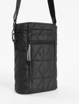 Bolso matero cilíndrico negro con diseño matelaseado, correa larga regulable y bolsillo trasero con cierre. Interior con velcro para sujetar el termo o mate.