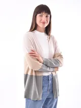 Saco de punto en tonos beige, gris y verde, de corte holgado y manga larga.