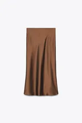 Falda midi color marrón de tejido satinado con cintura elástica.