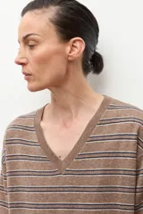 Sweater de manga larga con escote en V, tejido en rayas horizontales marrones y beige.