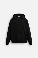 Sudadera con capucha negra confeccionada en tejido de algodón con interior de rizo. Cuenta con cuello con capucha, manga larga, bolsillo frontal tipo canguro y acabados en rib.