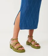 Pollera midi azul de punto con cintura elástica y diseño texturizado de rombos.