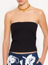 Top strapless negro con detalle de puntilla en el borde superior.