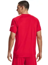 Remera deportiva verde con logo Under Armour blanco en el pecho y detalles de rayas blancas en las mangas.