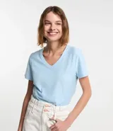 Remera celeste de algodón con cuello en V y mangas cortas.