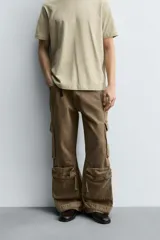 Pantalón cargo relaxed fit confeccionado en denim color marrón. Cuenta con bolsillos frontales, traseros de plastrón y multifunción en perneras. Tiene efecto lavado, bajo ajustable con trabilla y cierre frontal con cremallera y botón.