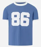 Remera deportiva de algodón blanca, corte baby tee, con cuello redondo y mangas cortas con rib en color borgoña. Estampa frontal con el número 86 en tipografía grande.