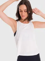 Remera de training blanca sin mangas, de tela suave y fresca con malla en la espalda para mayor ventilación.