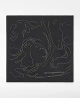 Pañuelo cuadrado de color negro confeccionado en una mezcla de algodón y seda mulberry. Presenta motivos artísticos bordados a contraste en color blanco inspirados en la Colección Aqua y terminación con dobladillo recto.