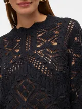 Sweater de punto negro con calados, mangas largas abullonadas y cuello redondo.
