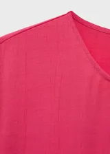 Mono largo color fucsia, de corte recto, con cuello redondo, manga corta y cinturón con hebilla.