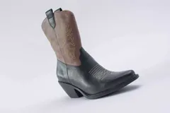 Bota texana de cuero negro con bordados en el lateral y taco bajo.