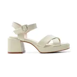 Sandalias de vestir color crema, con plataforma y taco cuadrado. Tiras anchas cruzadas sobre el empeine y pulsera con hebilla al tobillo.