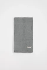 Bufanda rectangular de punto color gris.