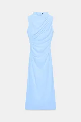Vestido midi color celeste claro, sin mangas, con cuello alto y detalle de drapeado fruncido en el lateral del torso.