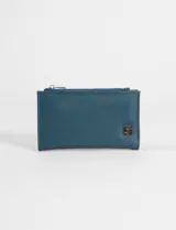 Billetera pequeña de cuero sintético texturizado color verde azulado, con cierre superior de cremallera y un pequeño logo metálico en la parte frontal inferior derecha.