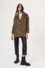 Tapado de estilo oversized con estampado animal print en tonos marrones y corte recto.