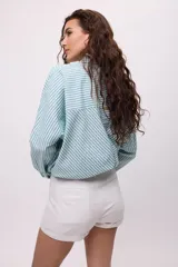 Short de vestir color celeste, de corte sastrero.