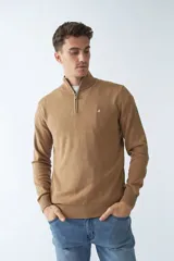 Sweater verde con medio cierre, tejido en buttoné, de manga larga y calce regular.