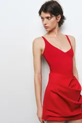 Body rojo de breteles finos regulables y escote en V.