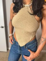 Top de tejido crochet color beige, con tirantes finos y espalda descubierta.